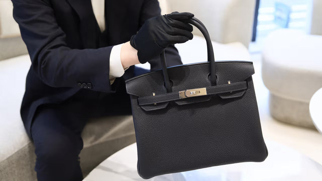 The Kanteishi (Master Appraisers) is appraising a pre-owned Hermès Birkin bag.